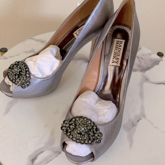 Metallic Gray BADGLEY MISCHKA shoes - Picture 1 of 3
